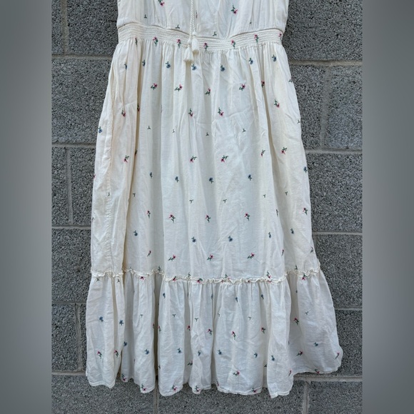 Old Navy Large Maxi Dress Cream Dainty Embroidered Floral Peasant Tiered Pockets - Picture 4 of 14